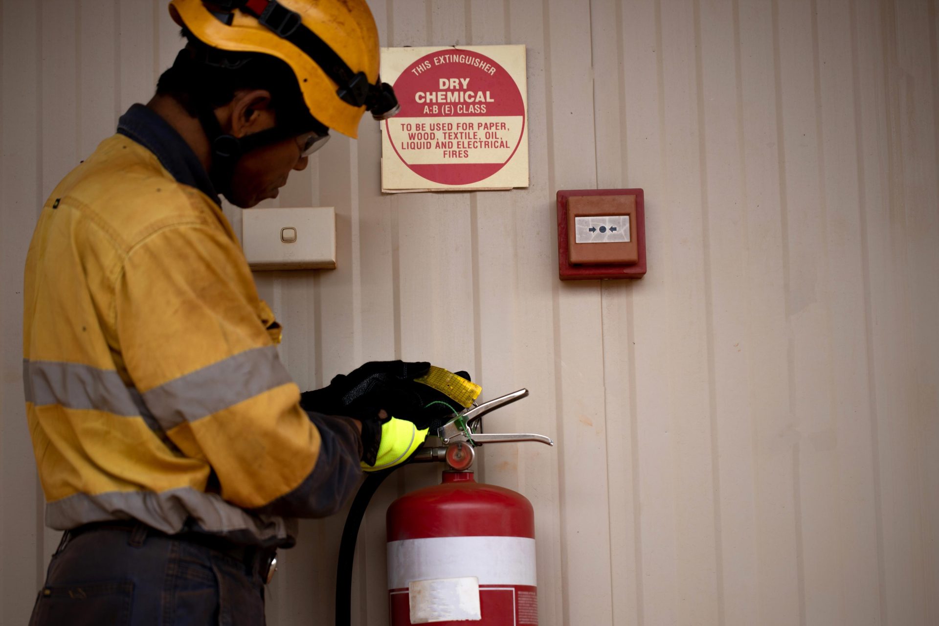 Técnico instalando un extintor de incendios