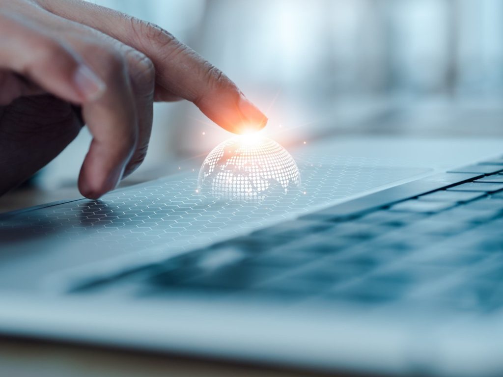 Persona usando un portátil