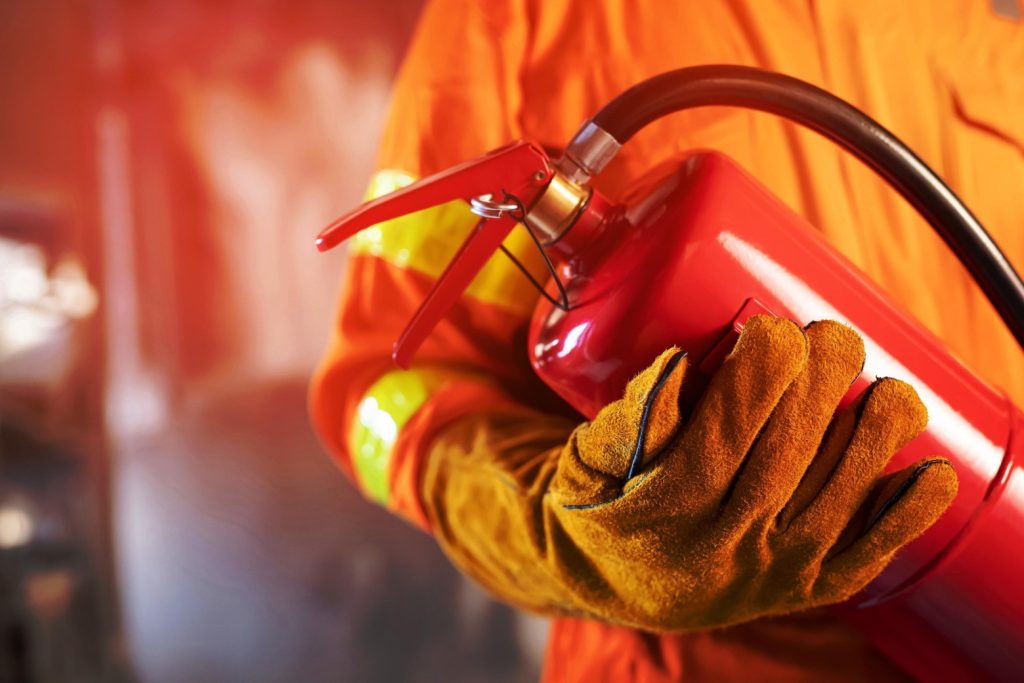 Bombero cargando con un extintor