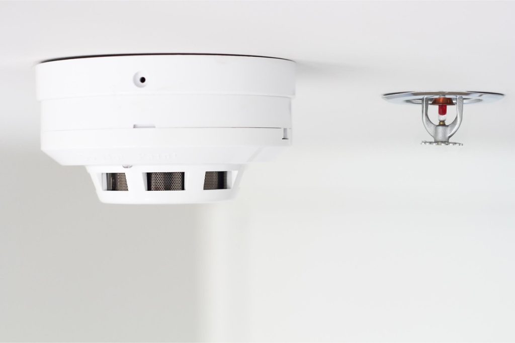 Detector de humo al lado de aspersor